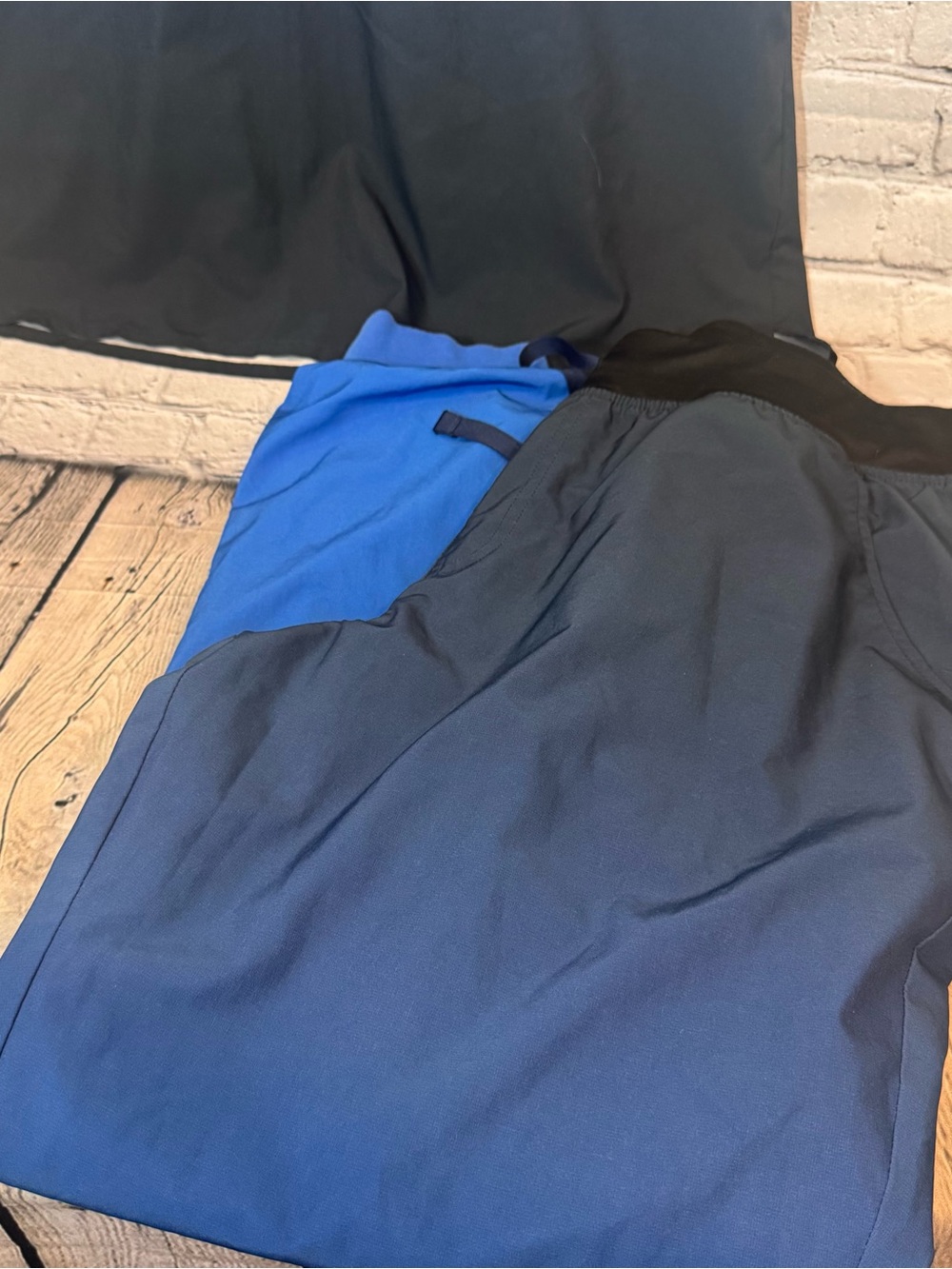 FIGs Blue Gradient Scrub Set - Picture 6 of 7